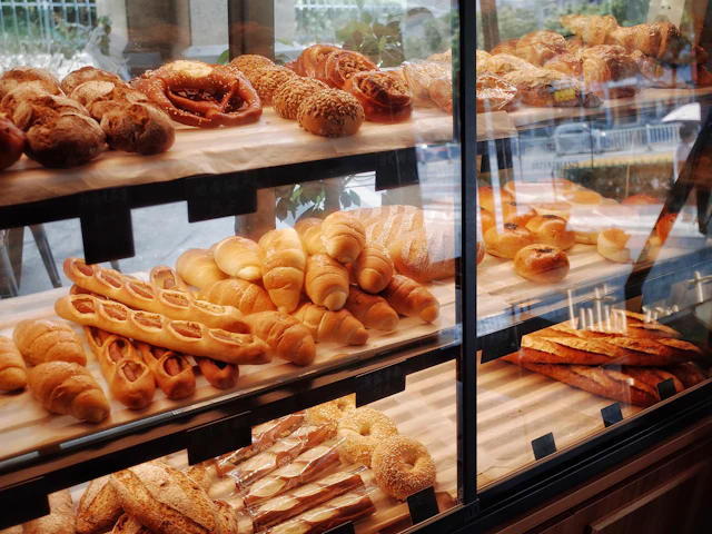 Quầy bánh mì và bánh ngọt vừa nướng